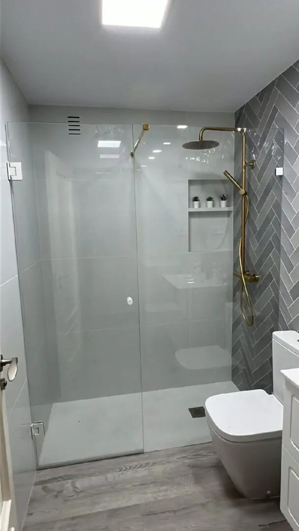 Mampara de ducha a medida instalada en Barcelona &mdash; Cristaler&iacute;a Barcelona