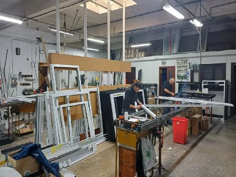 Equipo de instaladores de Cristaler&iacute;a Barcelona &mdash; M&aacute;s de 30 a&ntilde;os de experiencia en cristal y aluminio en Barcelona