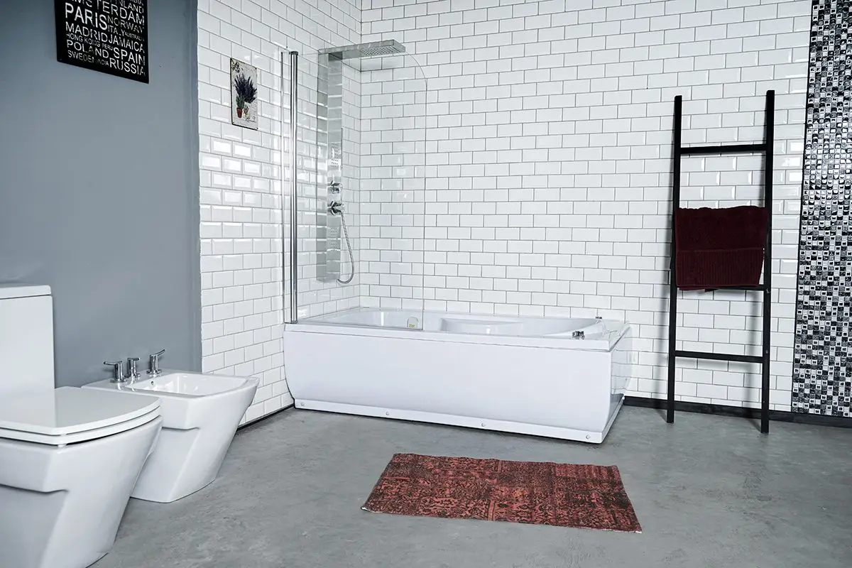 Panel fijo y abatible sobre ba&ntilde;era instalado en Barcelona &mdash; Cristaler&iacute;a Barcelona