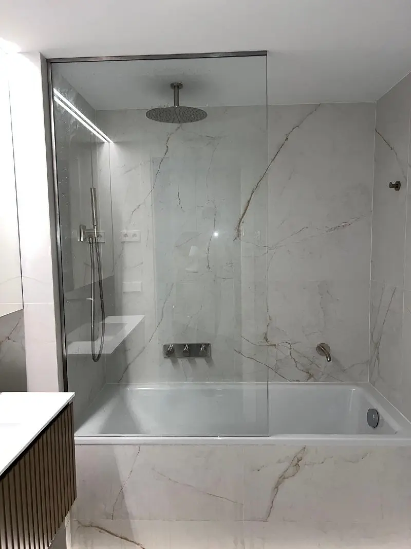 Mampara de ba&ntilde;era a medida en Gr&agrave;cia, Barcelona - Cristaler&iacute;a Barcelona