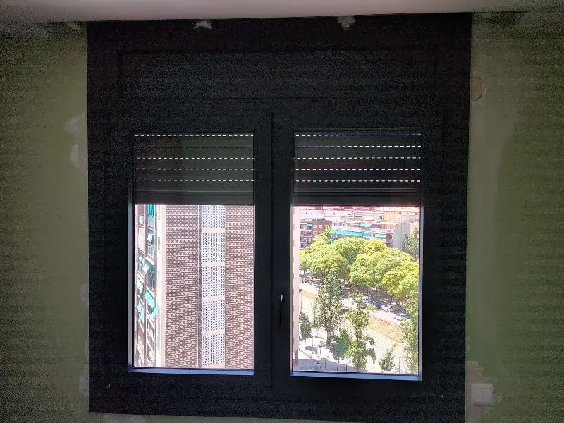 Ventana de aluminio con persiana incorporada instalada en Barcelona