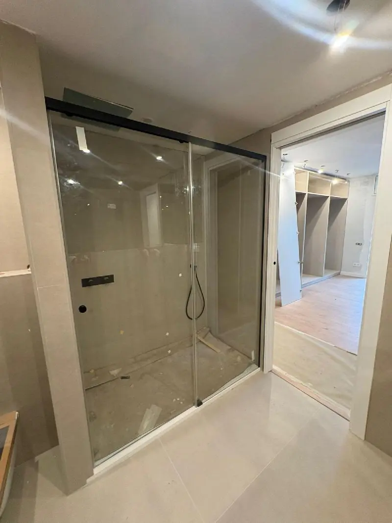 Mampara medida espacio irregular Horta Barcelona
