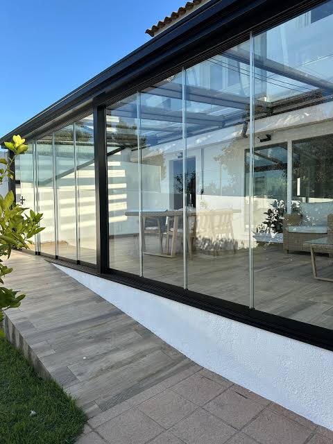 Cerramiento de terraza y &aacute;tico en aluminio y cristal en Barcelona - Cristaler&iacute;a Barcelona