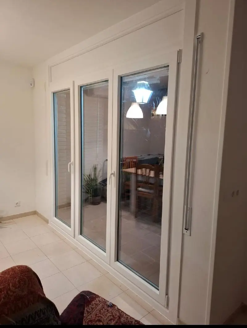 Mosquiteras a medida para ventanas de aluminio en Hospitalet - Cristaler&iacute;a Barcelona