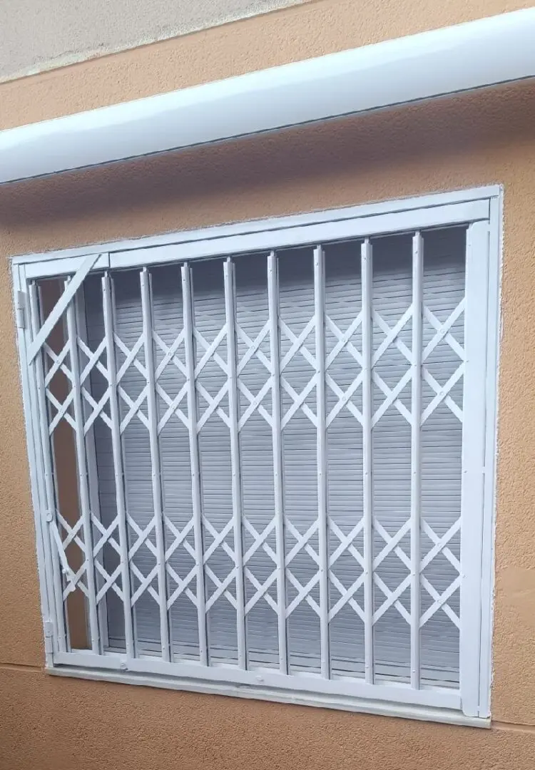 Rejas de seguridad fijas y de ballesta para ventanas y locales en Barcelona &mdash; Cristaler&iacute;a Barcelona