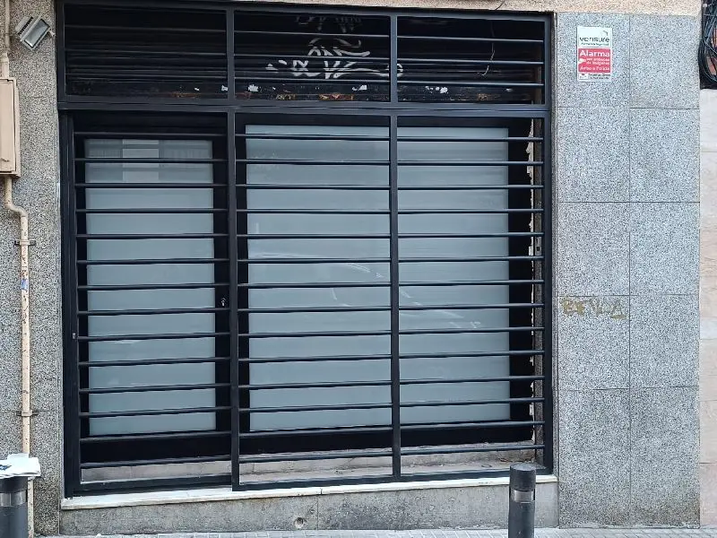 Rejas de seguridad fijas y de ballesta instaladas en Barcelona &mdash; Cristaler&iacute;a Barcelona