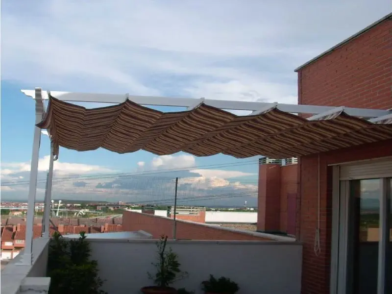 Toldo instalado en Barcelona por Cristaler&iacute;a Barcelona &mdash; Extensible y motorizado