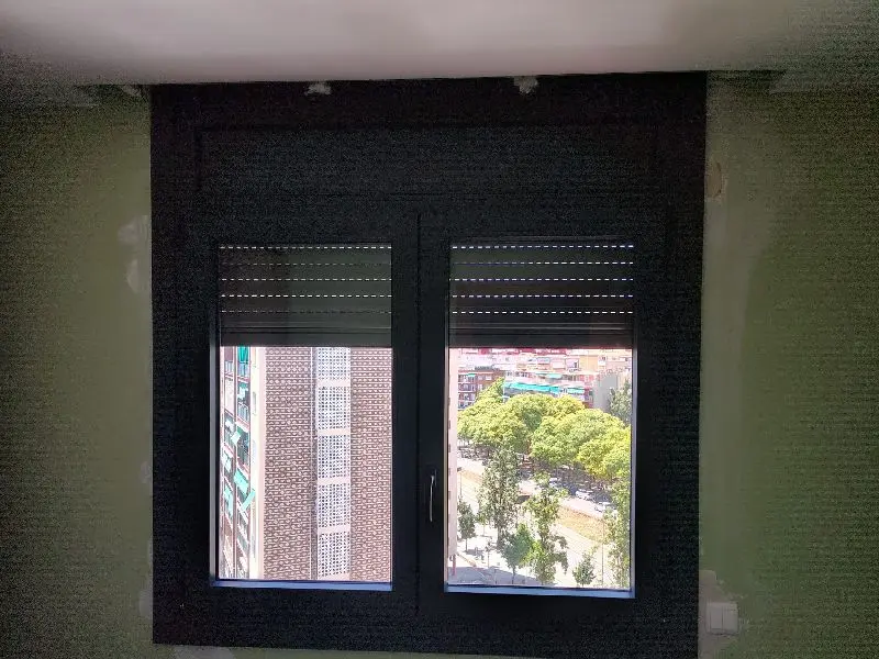 Ventana de aluminio con persiana monoblock en Hospitalet - Cristaler&iacute;a Barcelona