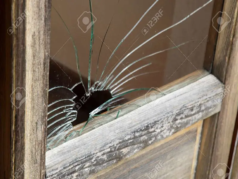 Cristal roto en puerta de entrada - Cristalería Barcelona Cambio de cristal roto en puerta de entrada Barcelona - Cristalería Barcelona