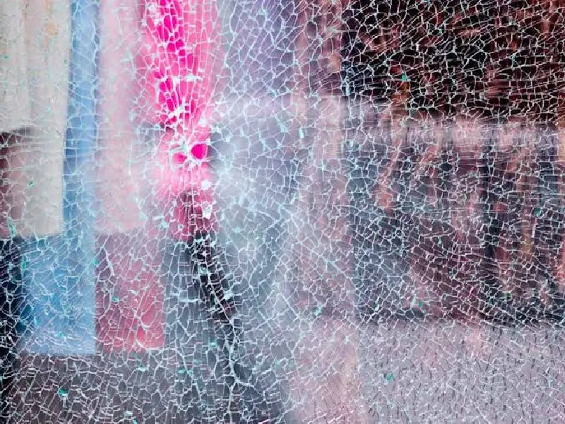 Cristal roto en escaparate de local - Cristalería Barcelona Cambio de cristal roto en escaparate de local Barcelona - Cristalería Barcelona