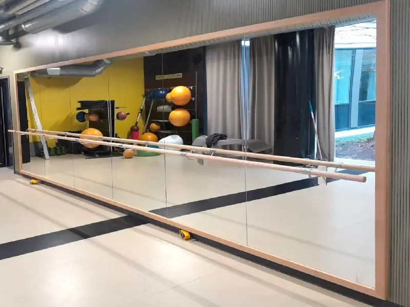Espejo de gran formato para gimnasio Barcelona - Cristaler&iacute;a Barcelona