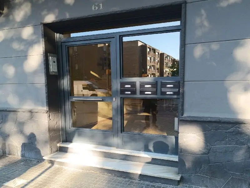 Puerta entrada comunidad Sants Barcelona