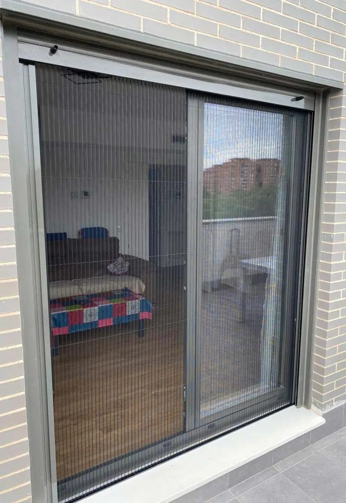 Ventana de aluminio con persiana y mosquitera en Barcelona - Cristaler&iacute;a Barcelona