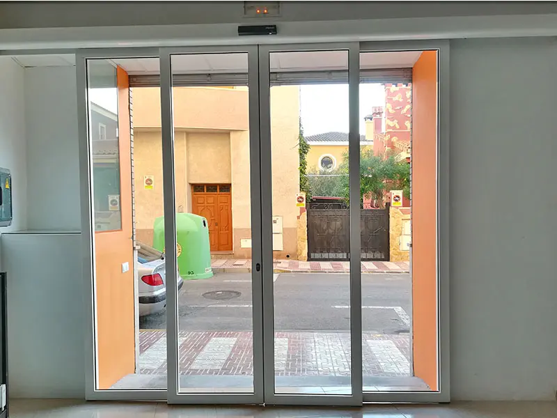 Puerta autom&aacute;tica corredera cristal Eixample Barcelona
