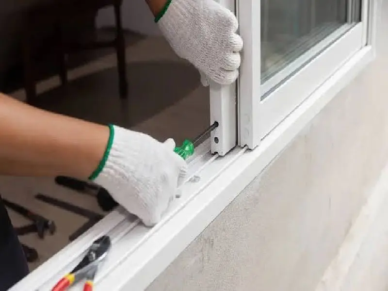 Reparación de perfil de aluminio - Cristalería Barcelona Reparación de perfil de aluminio dañado en Barcelona - Cristalería Barcelona