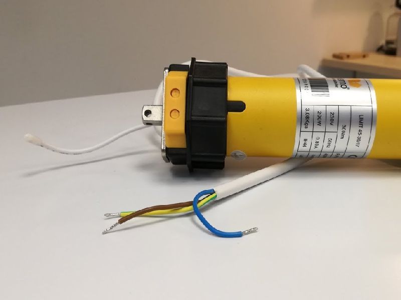 Motor de toldo instalado en Barcelona - Cristaler&iacute;a Barcelona